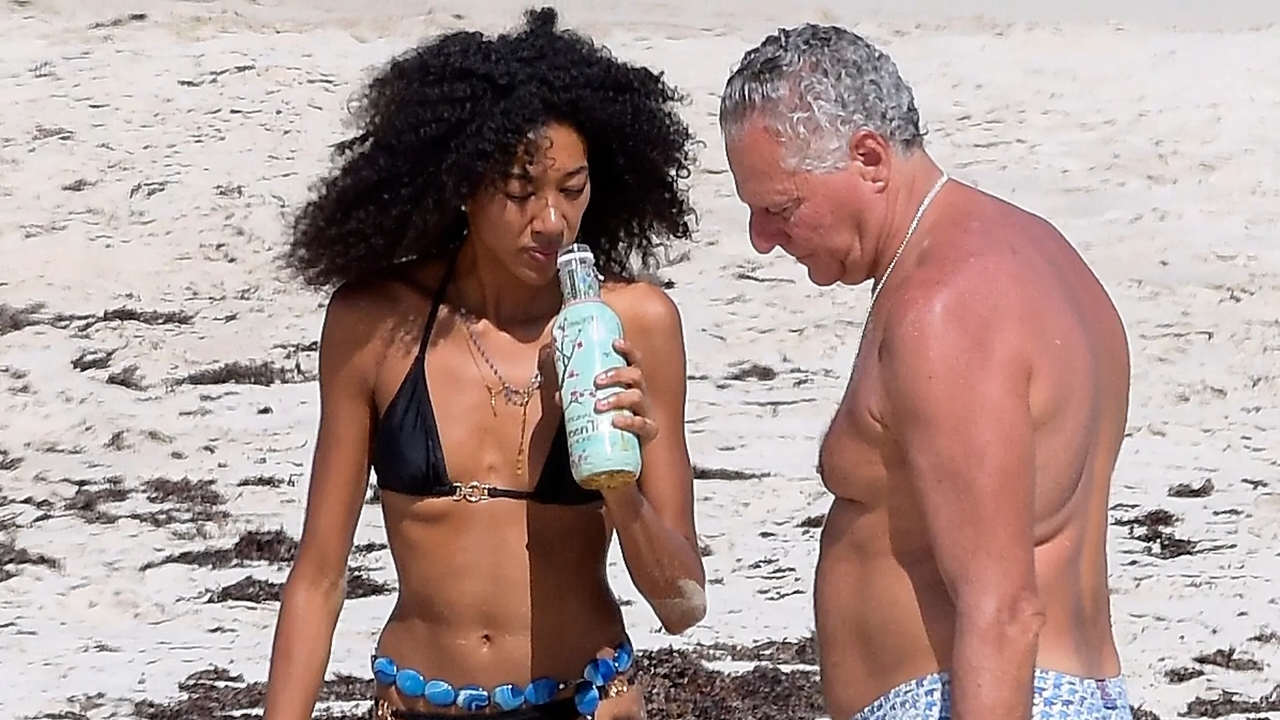 Aoki Lee Simmons's Relationship with 65-Year-Old Vittorio Assaf is Over
